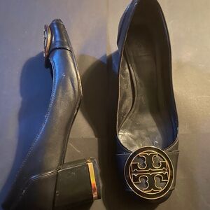 Tory burch black and gold leather heels